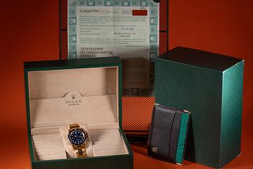 青い石のスカベラリング 2001 Rolex 18K YG Submariner 16118 Blue Dial with Box and Papers